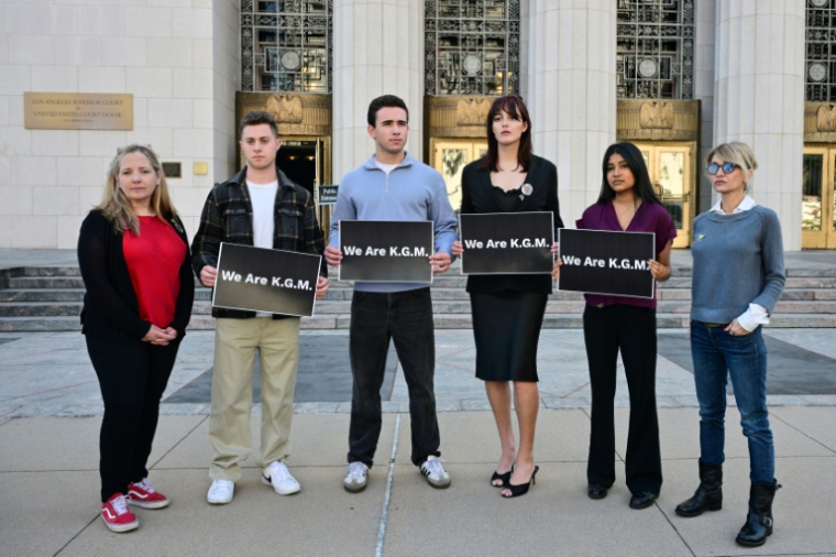 Des soutiens de "KGM", la plaignante dans le procès des réseaux sociaux, posent devant le tribunal de Los Angeles le 25 février 2026 ( AFP / Frederic J. Brown )