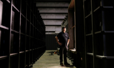 Ron Hubbard près un abri de survie à l'usine Atlas Survival Shelters de Sulphur Springs, au Texas, le 7 mars 2026 ( AFP / Mark Felix )