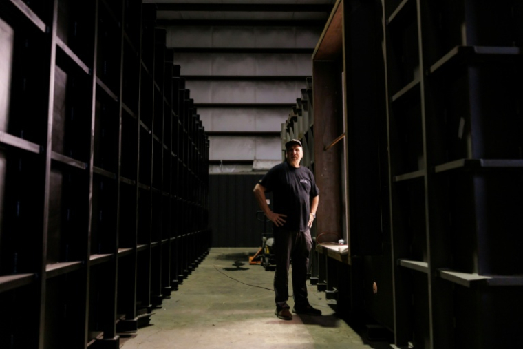 Ron Hubbard près un abri de survie à l'usine Atlas Survival Shelters de Sulphur Springs, au Texas, le 7 mars 2026 ( AFP / Mark Felix )