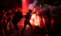 Heurts entre policiers et manifestants à Novi Sad, le 5 septembre 2025 en Serbie ( AFP / Uros Arsic )