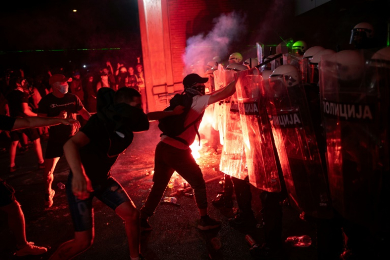 Heurts entre policiers et manifestants à Novi Sad, le 5 septembre 2025 en Serbie ( AFP / Uros Arsic )