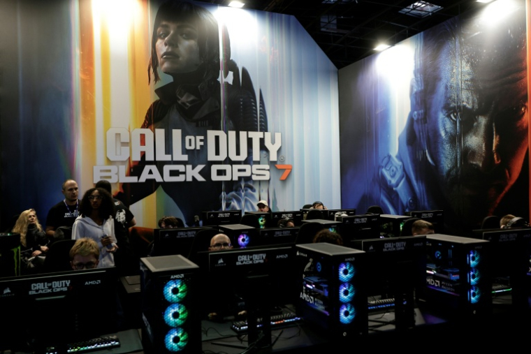 Des visiteurs découvrent en avant-première le jeu "Call of Duty: Black Ops 7" lors de la Paris Games Week, le 30 octobre 2025 ( AFP / STEPHANE DE SAKUTIN )