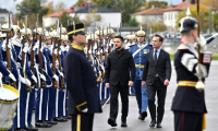 Le Premier ministre suédois Ulf Kristersson (c,d) et le président ukrainien Volodymyr Zelensky passent en revue la garde d'honneur à l'aéroport de Linköping, le 22 octobre 2025 en Suède ( TT News Agency / Christine Olsson/TT )