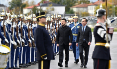 Le Premier ministre suédois Ulf Kristersson (c,d) et le président ukrainien Volodymyr Zelensky passent en revue la garde d'honneur à l'aéroport de Linköping, le 22 octobre 2025 en Suède ( TT News Agency / Christine Olsson/TT )