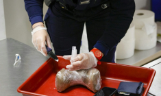 Un douanier contrôle un paquet de cocaïne à l'aéroport d'Orly, au sud de Paris, le 7 novembre 2022 ( AFP / Geoffroy Van der Hasselt )