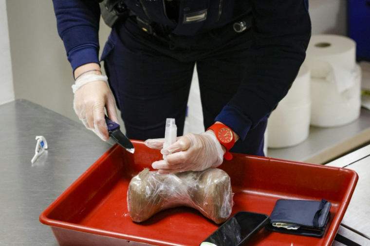 Un douanier contrôle un paquet de cocaïne à l'aéroport d'Orly, au sud de Paris, le 7 novembre 2022 ( AFP / Geoffroy Van der Hasselt )