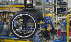 Un fauteuil roulant sur une ligne d'assemblage, le 21 juin 2024 à Fondettes (Indre-et-Loire) ( AFP / Guillaume SOUVANT )