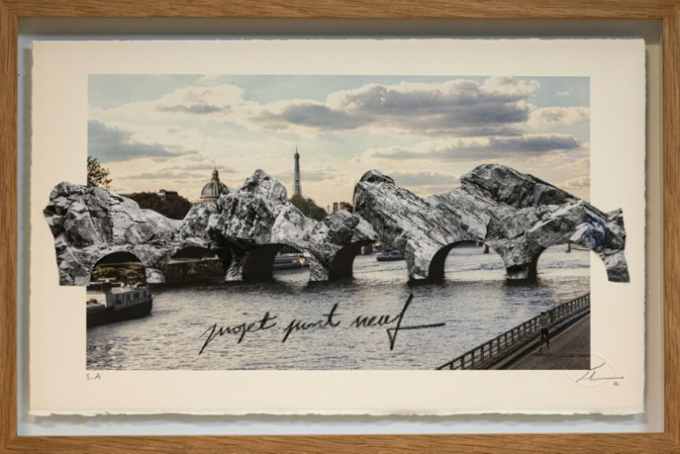 Le projet de "caverne" sur le Pont Neuf, de l'artiste JR dans son atelier parisien, le 26 novembre 2025 ( AFP / JOEL SAGET )