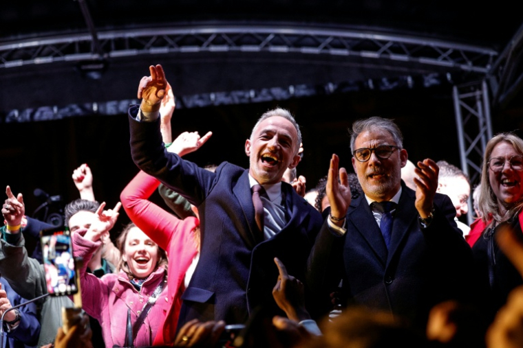Le premier secrétaire du Parti socialiste Olivier Faure (à droite) et le maire élu de Paris Emmanuel Grégoire, le 22 mars 2026 à Paris ( AFP / GEOFFROY VAN DER HASSELT )