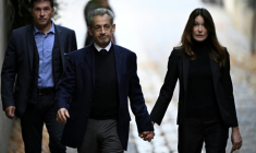 Nicolas Sarkozy (C) et son épouse Carla Bruni-Sarkozy, le jour de son incarcération à la prison de la Santé, le 21 octobre 2025 à Paris ( AFP / JULIEN DE ROSA )