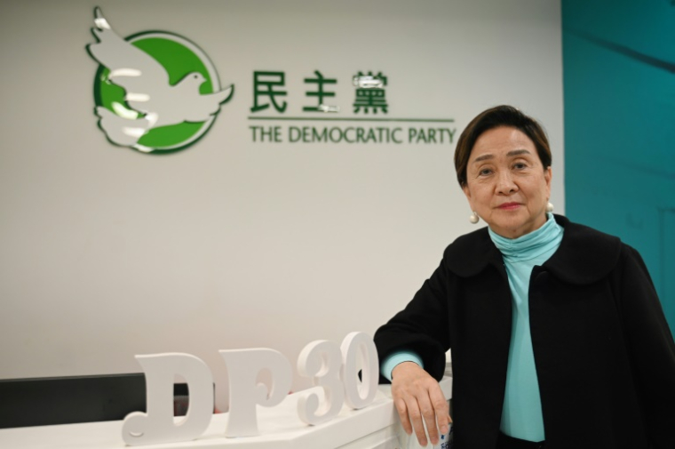 L'ex-présidente du Parti démocrate de Hong Kong, Emily Lau, au siège de la formation le 2 avril 2025 ( AFP / Peter PARKS )