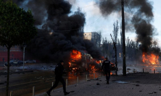 Photo d'archives de voitures incendiées après l'attaque aux missiles russe à Kyiv