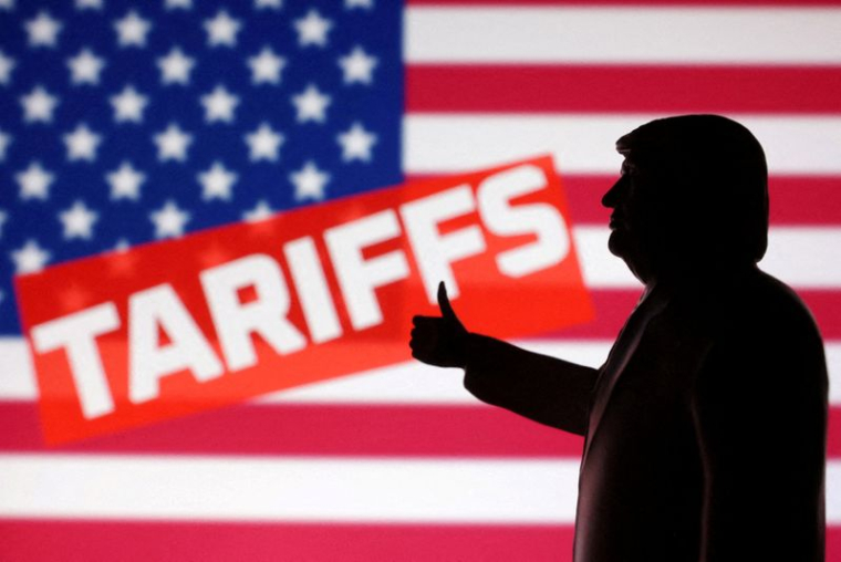 Illustration d'un modèle miniature du président américain Donald Trump, le drapeau américain et le mot "Tarifs"