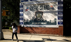 Un panneau marquant l'entrée du centre de détention de Rikers Island, dans le Queens, à New York, le 5 octobre 2026 ( AFP / CHARLY TRIBALLEAU )