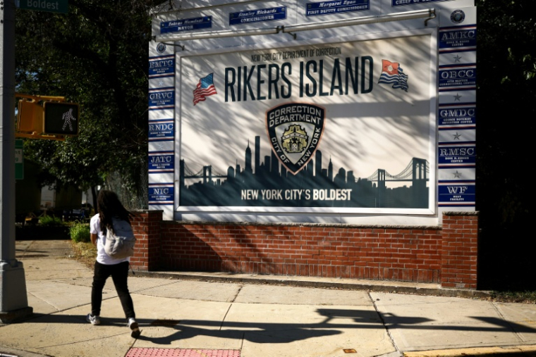 Un panneau marquant l'entrée du centre de détention de Rikers Island, dans le Queens, à New York, le 5 octobre 2026 ( AFP / CHARLY TRIBALLEAU )