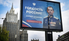 Une affiche sur laquelle on peut lire "La fierté de la Russie" présentant un capitaine de l'armée russe participant à l'offensive en Ukraine, à Moscou le 22 juillet 2025 ( AFP / Alexander NEMENOV )