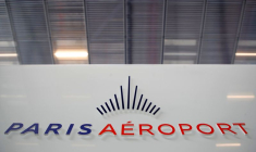 Le logo du Groupe ADP à l'aéroport d'Orly près de Paris