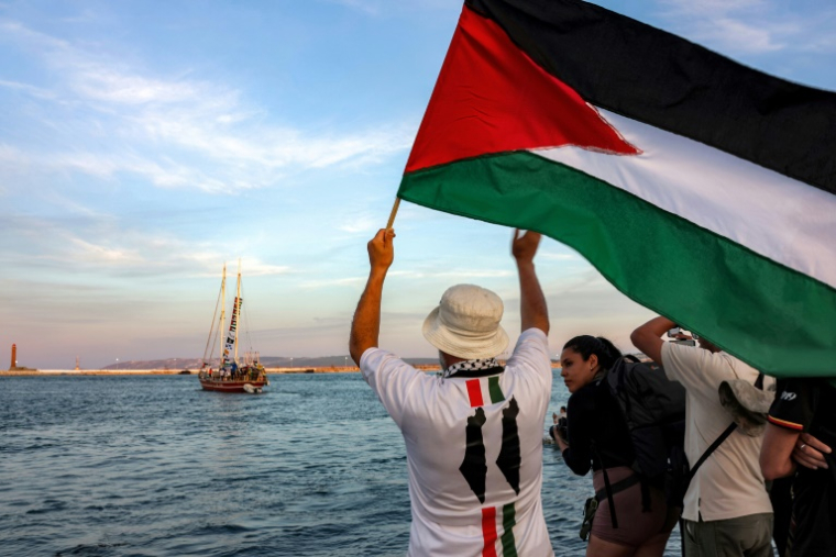 Des militants et défenseurs des droits humains à bord d'un navire quittent le port de Bizerte, au nord de la Tunisie, le 14 septembre 2025, pour rejoindre les derniers bateaux participant à la flottille mondiale Sumud, à destination de la bande de Gaza pour briser le blocus israélien sur le territoire palestinien ( AFP / MOHAMED FLISS )