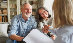 Peut-on réellement encore emprunter auprès d'une banque quand on a plus de 60 ans ? ( Crédits photo: ©  Robert Kneschke - stock.adobe.com)