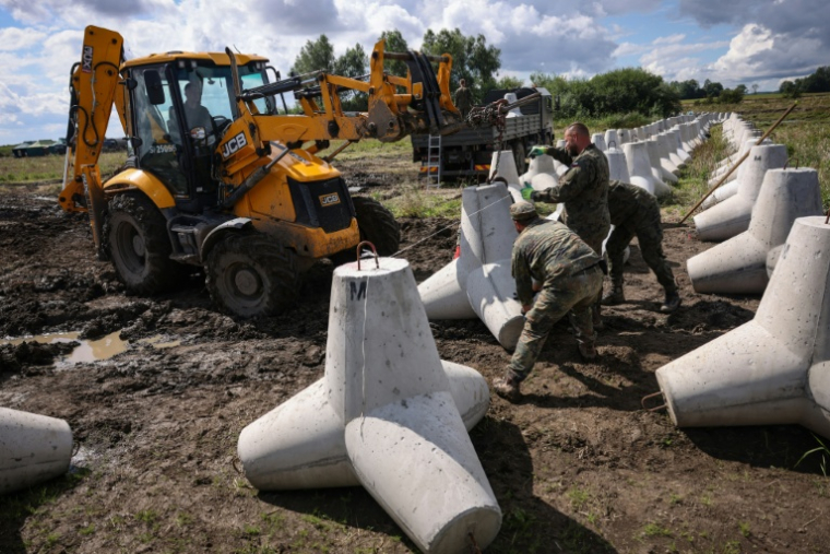 Des obstacles antichar en béton installés à la frontière entre la Pologne et l'enclave russe de Kaliningrad, près du village polonais de Budry le 20 août 2026 ( BUNDESWEHR / Anne WEINRICH )