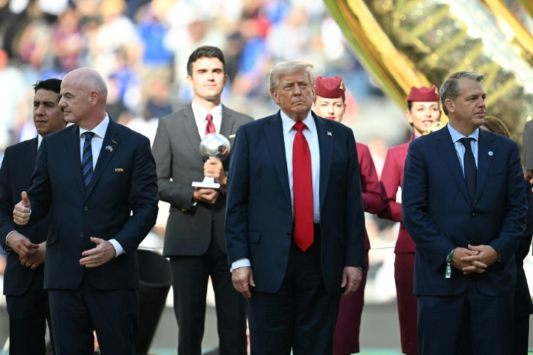 Le président américain Donald Trump et le président de la FIFA Gianni Infantino lors de la cérémonie de remise des médailles après la finale du Mondial des clubs entre Chelsea et le PSG au Metlife Stadium à East Rutherford (New Jersey) le 13 juillet 2025 ( AFP / Paul ELLIS )