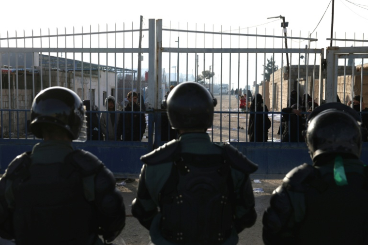 Forces de sécurité syriennes à l'entrée du camp de al-Hol, dans le nord-est de la Syrie, le 21 janvier 2026 ( AFP / OMAR HAJ KADOUR )