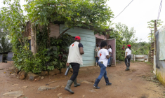 Des membres de la Croix-Rouge viennent à la rencontre des habitants de Savane, un quartier de Matoury, en périphérie de Cayenne, pour les aider à traiter l'eau à domicile, le 6 juin 2026  ( AFP / Ronan LIÉTAR )