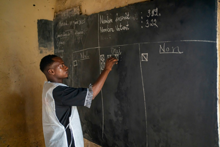 Comptage des bulletins de vote à Conakry, lors du référendum constitutionnel, le 21 septembre 2025 en Guinée ( AFP / SIDIKI KEITA )