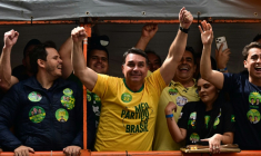 Flavio Bolsonaro lors d'un meeting de campagne, le 9 septembre 2026 à Juiz de Fora ( AFP / Pablo PORCIUNCULA )