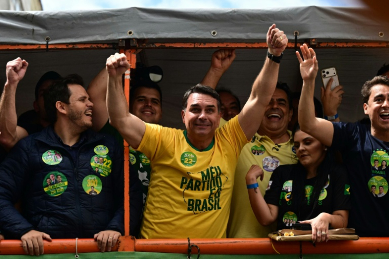 Flavio Bolsonaro lors d'un meeting de campagne, le 9 septembre 2026 à Juiz de Fora ( AFP / Pablo PORCIUNCULA )