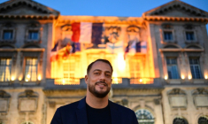 Le candidat insoumis Sébastien Delogu pose devant la mairie de Marseille le 15 novembre 2025 ( AFP / Christophe SIMON )