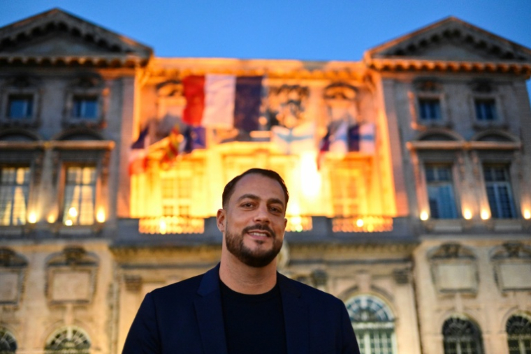 Le candidat insoumis Sébastien Delogu pose devant la mairie de Marseille le 15 novembre 2025 ( AFP / Christophe SIMON )