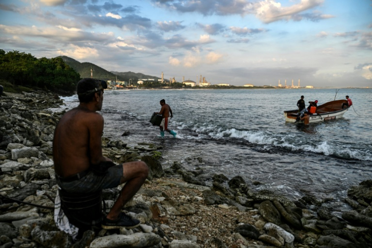 Un groupe de pêcheurs près de la raffinerie d'El Palito, au Venezuela, le 23 janvier 2026 ( AFP / RONALDO SCHEMIDT )
