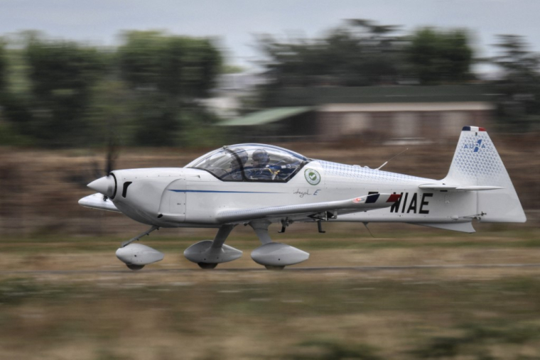 Un avion Aura Aero à Toulouse le 22 juillet 2025.  ( AFP / ED JONES )