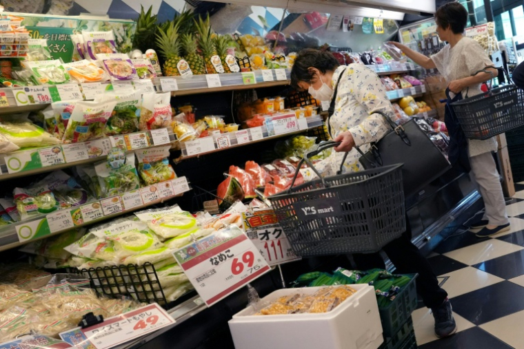 Des clients font leus courses dans un supermarché de Tokyo, le 20 juin 2025 ( AFP / Kazuhiro NOGI )