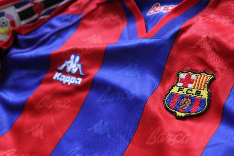 Pour éviter d'acheter un maillot de foot contrefait, quelques vérifications s'imposent. (illustration) (Pixabay / NewUnion_org)
