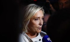 Marine Le Pen s'adresse aux journalistes après le second tour des élections législatives françaises