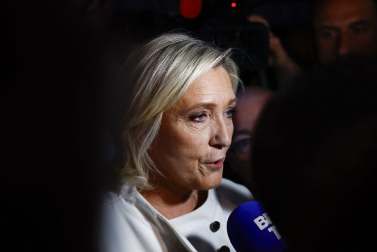 Marine Le Pen s'adresse aux journalistes après le second tour des élections législatives françaises