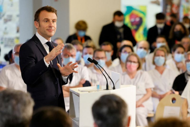 Le président français Emmanuel Macron adresse ses vœux de nouvel an au personnel de santé
