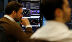 Des traders travaillent dans la City de Londres
