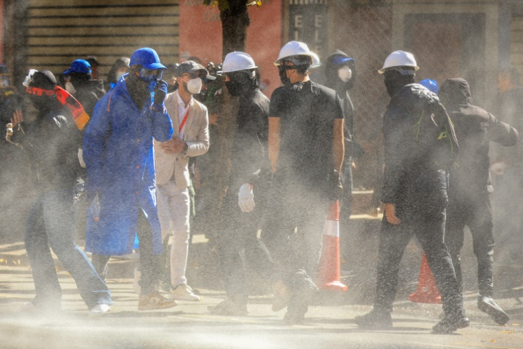 Des manifestants à Tirana le 19 octobre 2026, au 7e jour de contestation contre les conditions dans les universités et pour réclamer la démission du Premier ministre albanais ( AFP / Adnan Beci )