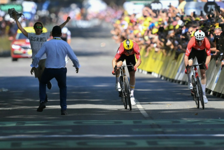 Un militant pro-palestinien, sur la gauche, lors de l'arrivée de la 11e étape du Tour de France, le 16 juillet 2025 à Toulouse ( AFP / Marco BERTORELLO )