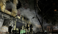 Des membres des forces de l'ordre sont mobilisés dans la cour d'un immeuble résidentiel endommagé à la suite d'une attaque aérienne russe à Zaporijjia le 25 novembre 2025 dans le sud de l'Ukraine ( AFP / Darya NAZAROVA )