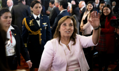 La présidente péruvienne, Dina Boluarte, salue la presse après une cérémonie de promulgation d'une loi d'amnistie pour les militaires et policiers poursuivis pour violations des droits humains, le 13 août 2025 au palais du gouvernement de Lima. ( AFP / Ernesto Benavides )