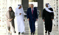 Le président américain Donald Trump visite la Grande mosquée de cheikh Zayed, accompagné par le prince héritier d'Abou Dhabi, cheikh Khaled ben Mohamed ben Zayed Al-Nahyane (D), lors d'une visite officielle à Abou Dhabi, le 15 mai 2025 ( AFP / Brendan SMIALOWSKI )