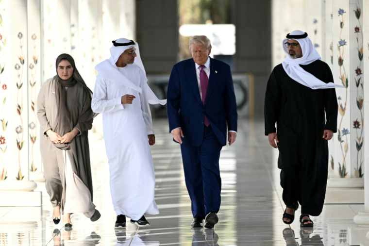 Le président américain Donald Trump visite la Grande mosquée de cheikh Zayed, accompagné par le prince héritier d'Abou Dhabi, cheikh Khaled ben Mohamed ben Zayed Al-Nahyane (D), lors d'une visite officielle à Abou Dhabi, le 15 mai 2025 ( AFP / Brendan SMIALOWSKI )