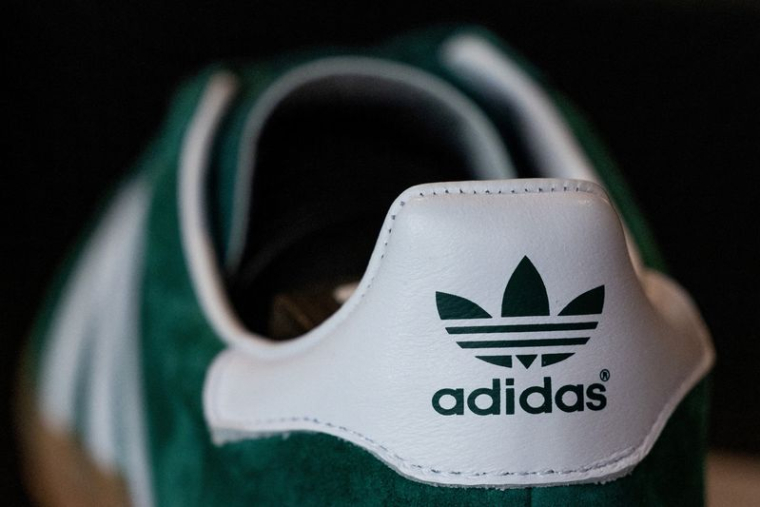 Le logo d'Adidas est visible sur une basket Gazelle