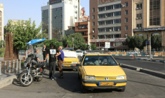 Des chauffeurs de taxi désoeuvrés à Téhéran le 23 juin 2025 ( AFP / ATTA KENARE )