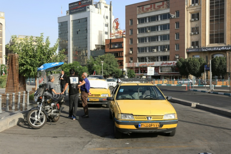 Des chauffeurs de taxi désoeuvrés à Téhéran le 23 juin 2025 ( AFP / ATTA KENARE )