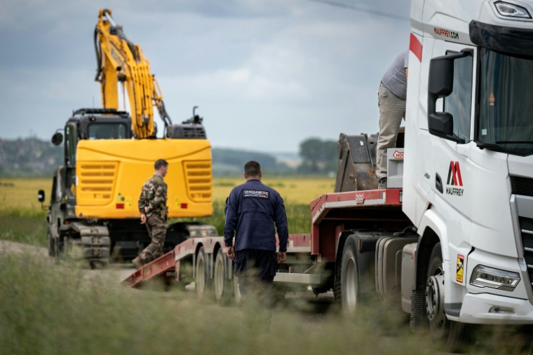 Des fouilles à Rouvray (Yonne), le 26 mai 2025, dans le "cimetière" du tueur en série Émile Louis ( AFP / ARNAUD FINISTRE )